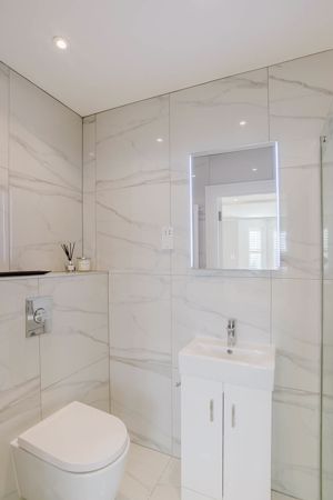 Bed 1 En Suite- click for photo gallery